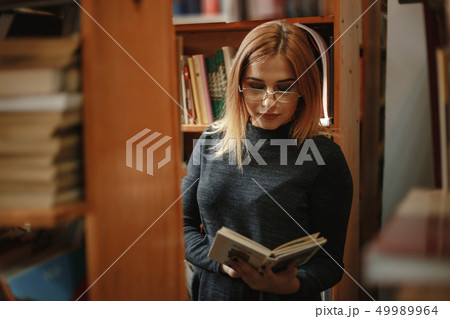 girl in the library 49989964