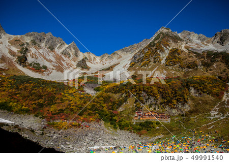 《長野県　涸沢カール》 紅葉の涸沢カールと涸沢小屋 49991540