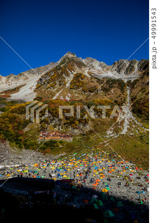 《長野県　涸沢カール》 紅葉の涸沢カールと涸沢小屋 49991543