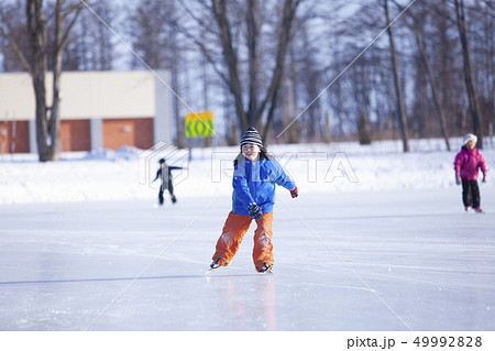 スケートする女の子 スケートする女の子 49992828