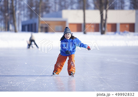 スケートする女の子 49992832