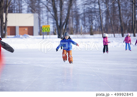 スケートする女の子 49992845