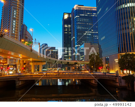 夕暮れの水都大阪 錦橋から見る肥後橋とビル群 49993142