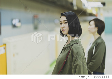 電車乗車イメージ　「撮影協力　札幌市交通局」 49994311