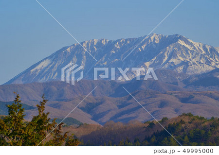 鳥取県の大山(だいせん)と烏ヶ山方面を南東側から望む 49995000