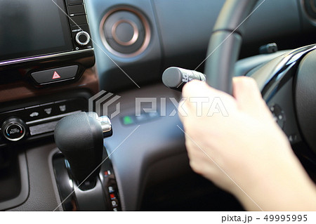 運転手 (ドライバー おでかけ 外出 人物 ボディパーツ 顔なし 乗用車 女性 シニア 発車 停車) 49995995