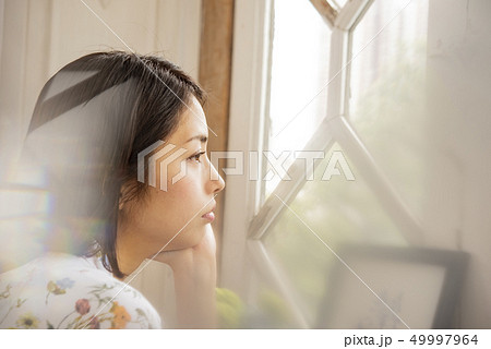 若い女性　ライフスタイル　ほおづえ　ビューティー　眺める 49997964
