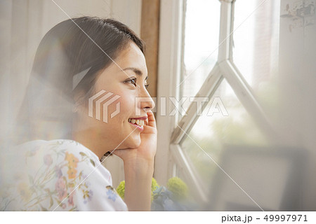 若い女性　ライフスタイル　ほおづえ　ビューティー　眺める 49997971