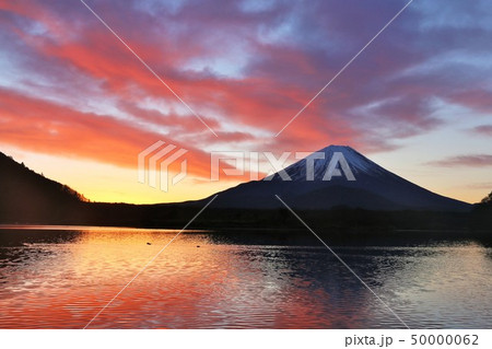 朝焼けの空と富士山の写真素材