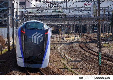 立川駅に到着するE353系 立川駅に到着するE353系 50000380