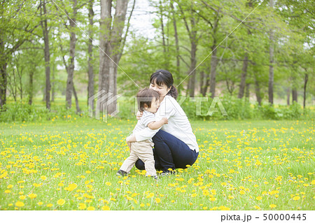 子どもを抱きしめる母の写真素材