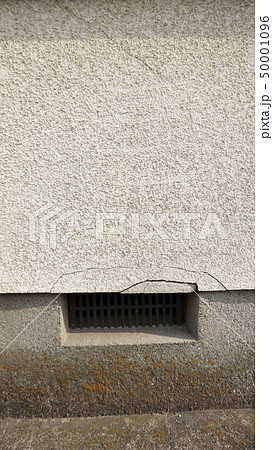 外壁塗装　空き家  壁 ヒビ 床下換気口　パネル　通風口　亀裂 キレツ リフォーム 修繕 修復 50001096