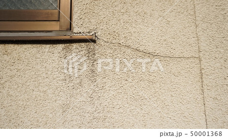 外壁ヒビ割れ画像　窓  亀裂  塗装 修繕 修復 補修 工事 古い 家 リフォーム リノベーション  50001368