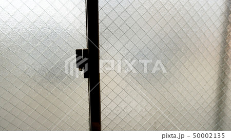 網　窓ガラス  鍵 空き巣防犯 侵入口  戸締り 施錠 セキュリティ 注意 警告 ロック 危険  50002135