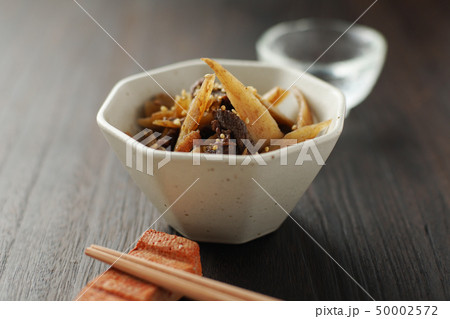 牛肉とゴボウのしぐれ煮と日本酒 50002572