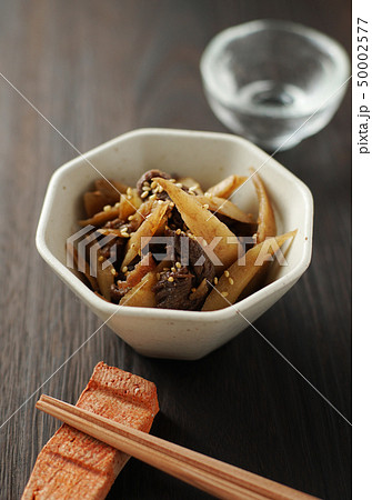 牛肉とゴボウのしぐれ煮と日本酒 牛肉とゴボウのしぐれ煮と日本酒 50002577