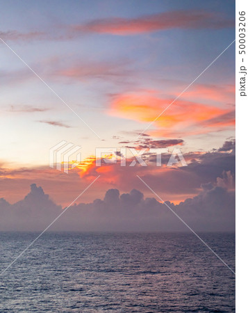 豪華客船の甲板から望む太平洋夕焼けと水平線の船旅絶景 豪華客船の甲板から望む太平洋夕焼けと水平線の船旅絶景 50003206