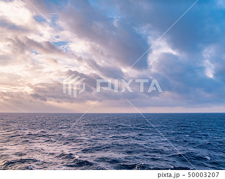 太平洋クルーズの豪華客船と夕焼けが彩る夕暮れ時の大海原 50003207