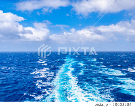 太平洋クルーズで豪華客船が残す航跡と真夏の大海原絶景 50003284