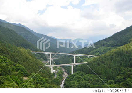 滝沢ダムから眺めた「雷電廿六木橋(らいでんとどろきばし)」(埼玉県秩父市) 滝沢ダムから眺めた「雷電廿六木橋(らいでんとどろきばし)」(埼玉県秩父市) 50003419