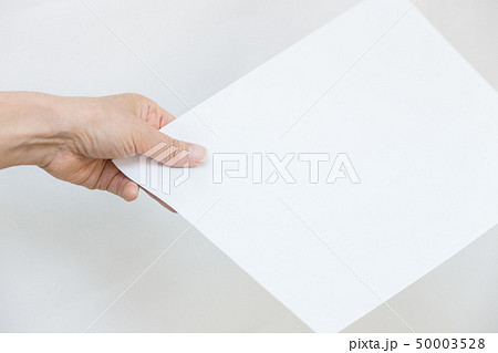 紙と手元 50003528