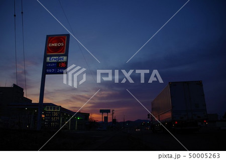 24時間営業のガソリンスタンド トラック 物流イメージ 24時間営業のガソリンスタンド トラック 物流イメージ 50005263