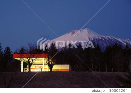 24時間営業のガソリンスタンド 夜明けのガソリンスタンドの写真素材