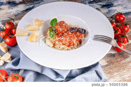 Spaghetti and meatballs in tomato sauce Spaghetti and meatballs in tomato sauce 50005386