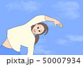青空で体操する女の子 50007934