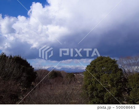 日光連山と、にわか雪をもたらした雲（宇都宮市、栃木、2019年） 50008665