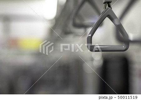 電車　混雑　通勤　ラッシュ　早朝　残業　女性　痴漢　犯罪　列　在宅　非常停止　ボタン 手すり 50011519