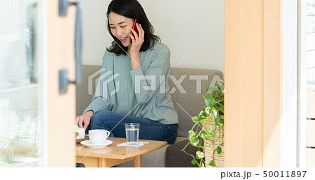 カフェで仕事 カフェで仕事 50011897