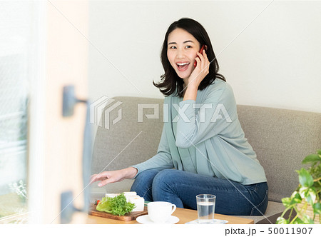 カフェで仕事 50011907