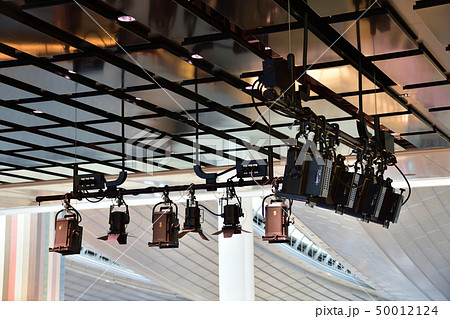 ステージの天井に設置された照明装置 50012124