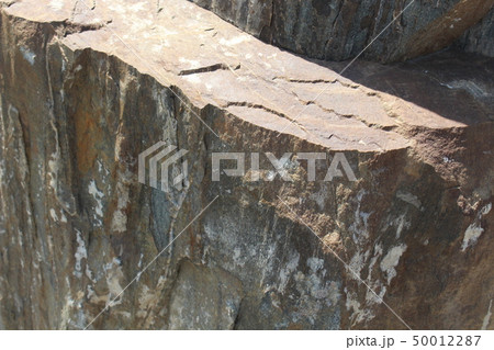 荒い岩肌 50012287