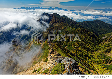 八ヶ岳連峰・赤岳の登りから見る権現岳への稜線と南アルプス 八ヶ岳連峰・赤岳の登りから見る権現岳への稜線と南アルプス 50013527