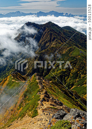 八ヶ岳連峰・赤岳の登りから見る権現岳への稜線と南アルプス 50013528
