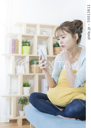 若い女性　スマートフォン 50013611