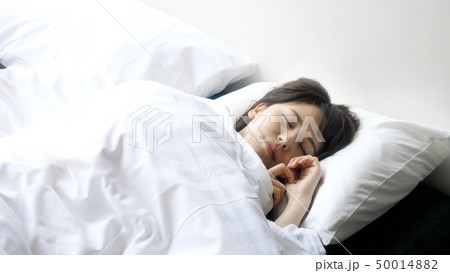 眠る女性 50014882
