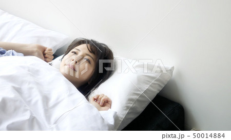目覚める女性 50014884