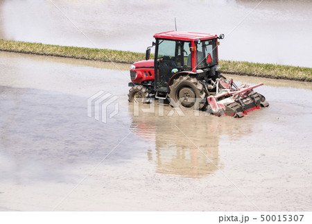 田植えの準備をする風景 水田とトラクター 代かき作業をする風景 農業イメージ イメージ素材 田植えの準備をする風景 水田とトラクター 代かき作業をする風景 農業イメージ イメージ素材 50015307