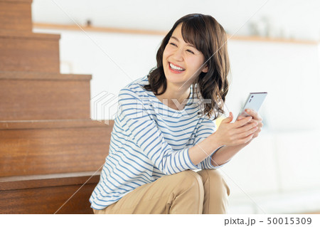 若い女性 若い女性 50015309