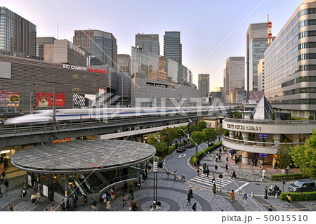 日本の東京都市景観　有楽町駅前を駆け抜ける新幹線。平成ありがと…、令和おめで… 50015510