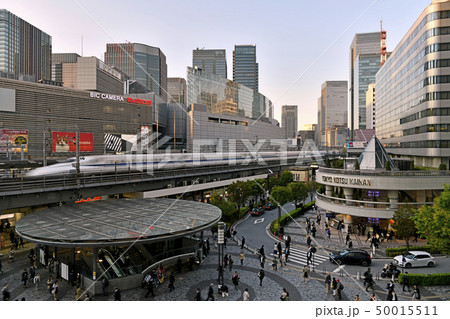 日本の東京都市景観 有楽町駅前を駆け抜ける新幹線。平成ありがと…、令和おめで… 日本の東京都市景観 有楽町駅前を駆け抜ける新幹線。平成ありがと…、令和おめで… 50015511