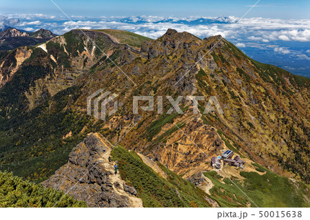 八ヶ岳連峰・赤岳から見る横岳稜線と硫黄岳 50015638