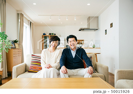 ミドル 夫婦 家 リビングの写真素材