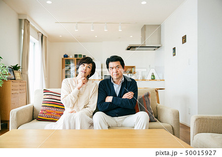 夫婦 悩む 迷う 不安 心配 ミドル 夫婦 悩む 迷う 不安 心配 ミドル 50015927