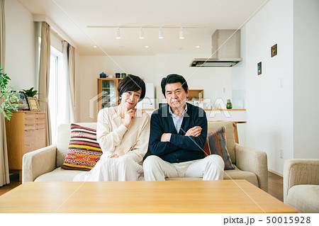 夫婦 悩む 迷う 不安 心配 ミドル 夫婦 悩む 迷う 不安 心配 ミドル 50015928