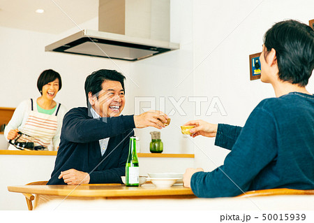 家族 団らん 晩酌 50015939
