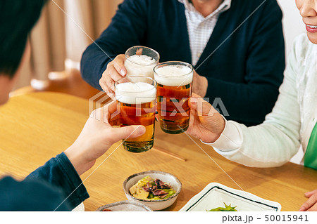 家族 団らん 晩酌 乾杯 家族 団らん 晩酌 乾杯 50015941